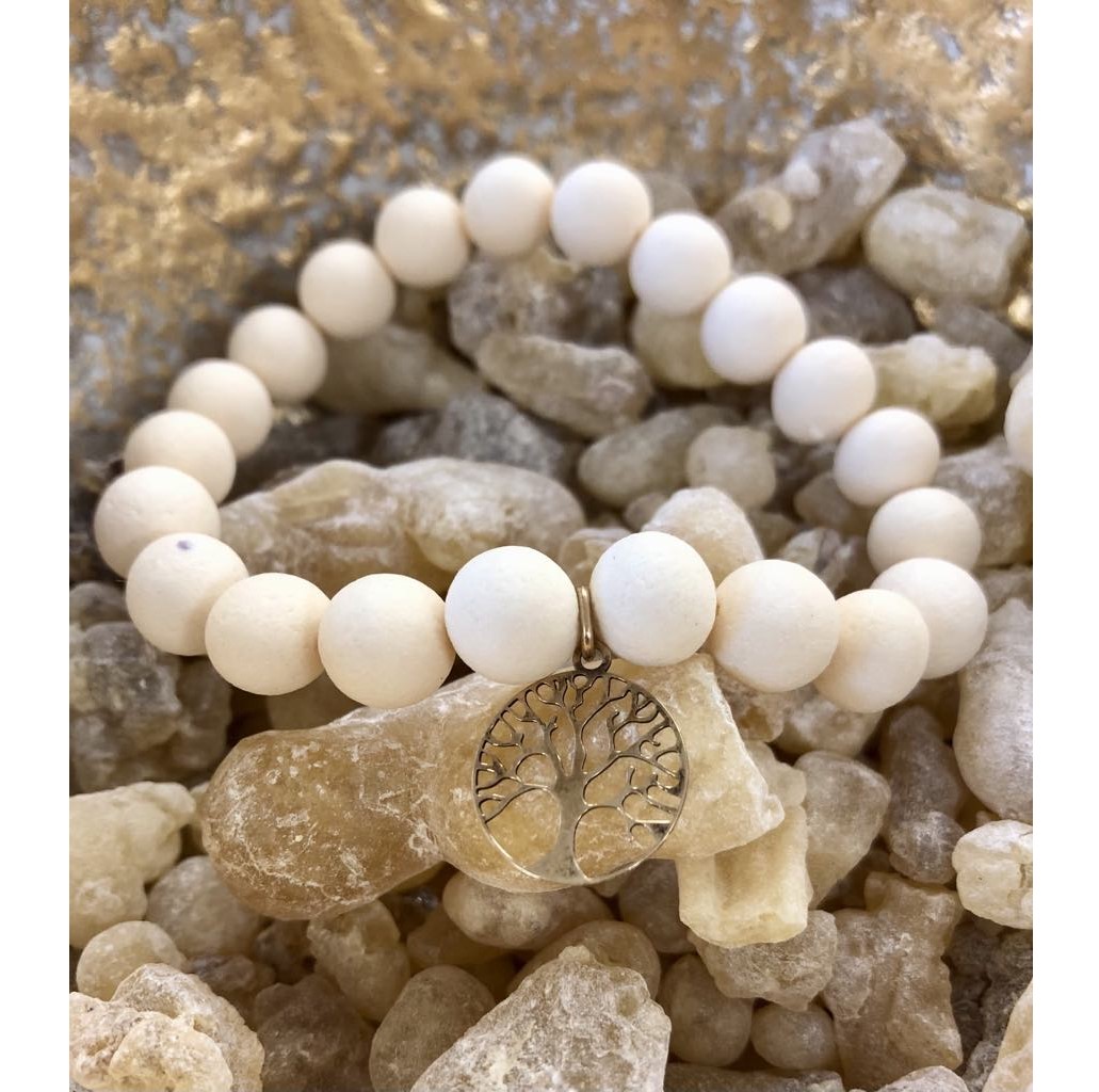 TÖMJÉN karkötő - TÖRTFEHÉR - MATT + aranyozott ezüst ÉLETFA charm - 7-8mm Ø kb. 17 cm - Florasense Valódi tömjénből speciális eljárással készült, mely lehetővé teszi, hogy ékszerként is kifejthesse jótékony hatását.